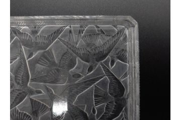 アンティーク　1920年代　レア　ルネ・ラリック(R.LALIQUE)　ツバメ　手彫り　職人による繊細な技法とデザインが美しいシガレットケース(ボックス、たばこ(タバコ)箱、小物入れ、アクセサリートレイ、ガラス、鳥)(R-074584)