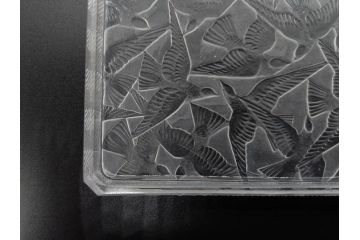 アンティーク　1920年代　レア　ルネ・ラリック(R.LALIQUE)　ツバメ　手彫り　職人による繊細な技法とデザインが美しいシガレットケース(ボックス、たばこ(タバコ)箱、小物入れ、アクセサリートレイ、ガラス、鳥)(R-074584)