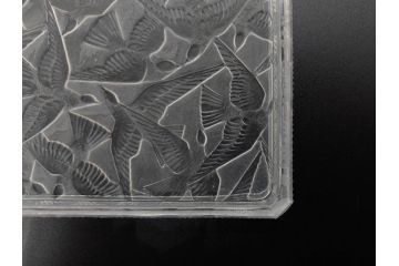アンティーク　1920年代　レア　ルネ・ラリック(R.LALIQUE)　ツバメ　手彫り　職人による繊細な技法とデザインが美しいシガレットケース(ボックス、たばこ(タバコ)箱、小物入れ、アクセサリートレイ、ガラス、鳥)(R-074584)