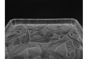 アンティーク　1920年代　レア　ルネ・ラリック(R.LALIQUE)　ツバメ　手彫り　職人による繊細な技法とデザインが美しいシガレットケース(ボックス、たばこ(タバコ)箱、小物入れ、アクセサリートレイ、ガラス、鳥)(R-074584)