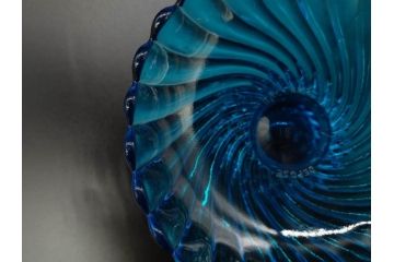 稀少!　フランス　Baccarat　オールドバカラ　バンブー　美しいブルーカラーと繊細なデザインが目を惹くコンポート(フルーツスタンド、脚付きボウル、フリル、DEPOSE刻印あり、フルレッドクリスタルガラス)(R-074595)