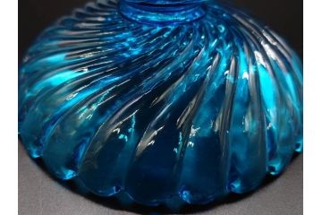 稀少!　フランス　Baccarat　オールドバカラ　バンブー　美しいブルーカラーと繊細なデザインが目を惹くコンポート(フルーツスタンド、脚付きボウル、フリル、DEPOSE刻印あり、フルレッドクリスタルガラス)(R-074595)
