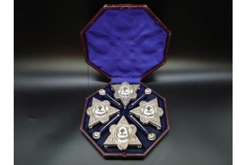 1874年頃　銀細工師　チャールズ・フォックス　Charles Fox　スターリングシルバー　ソルトディッシュ&スプーン4個セット(塩入れ、箱入り、スプーン付き、SV925、STERLING SILVER)(R-074601)