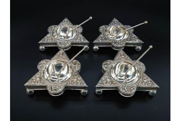 1874年頃　銀細工師　チャールズ・フォックス　Charles Fox　スターリングシルバー　ソルトディッシュ&スプーン4個セット(塩入れ、箱入り、スプーン付き、SV925、STERLING SILVER)(R-074601)