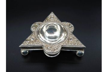 1874年頃　銀細工師　チャールズ・フォックス　Charles Fox　スターリングシルバー　ソルトディッシュ&スプーン4個セット(塩入れ、箱入り、スプーン付き、SV925、STERLING SILVER)(R-074601)