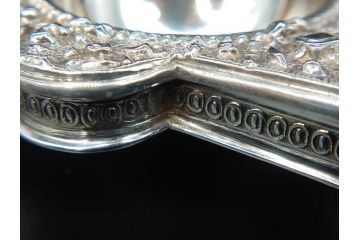 1874年頃　銀細工師　チャールズ・フォックス　Charles Fox　スターリングシルバー　ソルトディッシュ&スプーン4個セット(塩入れ、箱入り、スプーン付き、SV925、STERLING SILVER)(R-074601)