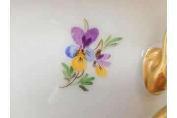 ドイツ　マイセン　Meissen　金彩　散らし小花　シェルエッジ　細やかな意匠に気品を感じるカップ&ソーサー(洋食器、C&S)(R-074603)