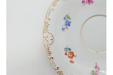 ドイツ　マイセン　Meissen　金彩　散らし小花　シェルエッジ　細やかな意匠に気品を感じるカップ&ソーサー(洋食器、C&S)(R-074603)