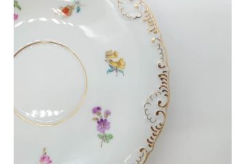 ドイツ　マイセン　Meissen　金彩　散らし小花　シェルエッジ　細やかな意匠に気品を感じるカップ&ソーサー(洋食器、C&S)(R-074603)