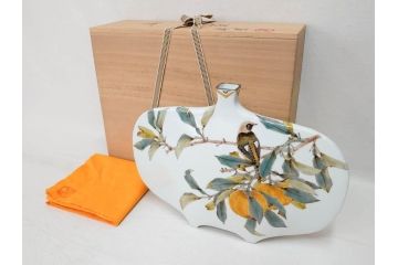 山田義明　九谷焼　色絵　高さ約24cm　美しい絵柄と色合いに魅了される扁壷(壺、鳥、共箱付き)(R-074613)