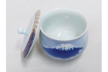 深川製磁　宮内庁御用達　染付　金彩　藍色の濃淡で表現された富士山が美しい汲出揃(汲出碗揃、5客セット、湯呑み、湯のみ、和食器、共箱付き)(R-074614)
