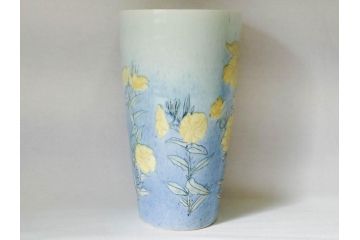 三浦シュレイ　月見草　繊細な絵柄と美しい色彩に魅了される花瓶(朱鈴、しゅ鈴、朱鈴、花器、花入、共箱付き)(R-074615)