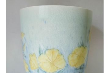 三浦シュレイ　月見草　繊細な絵柄と美しい色彩に魅了される花瓶(朱鈴、しゅ鈴、朱鈴、花器、花入、共箱付き)(R-074615)