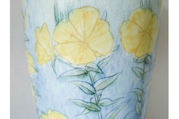 三浦シュレイ　月見草　繊細な絵柄と美しい色彩に魅了される花瓶(朱鈴、しゅ鈴、朱鈴、花器、花入、共箱付き)(R-074615)