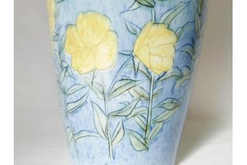 三浦シュレイ　月見草　繊細な絵柄と美しい色彩に魅了される花瓶(朱鈴、しゅ鈴、朱鈴、花器、花入、共箱付き)(R-074615)