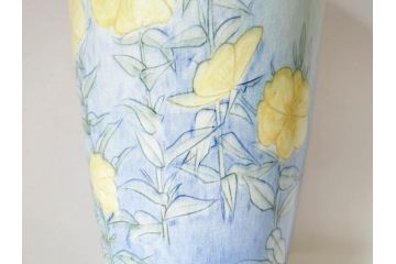 三浦シュレイ　月見草　繊細な絵柄と美しい色彩に魅了される花瓶(朱鈴、しゅ鈴、朱鈴、花器、花入、共箱付き)(R-074615)