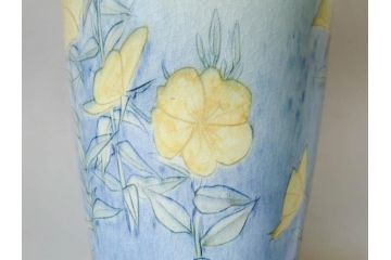 三浦シュレイ　月見草　繊細な絵柄と美しい色彩に魅了される花瓶(朱鈴、しゅ鈴、朱鈴、花器、花入、共箱付き)(R-074615)
