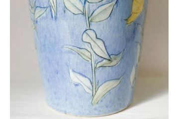 三浦シュレイ　月見草　繊細な絵柄と美しい色彩に魅了される花瓶(朱鈴、しゅ鈴、朱鈴、花器、花入、共箱付き)(R-074615)