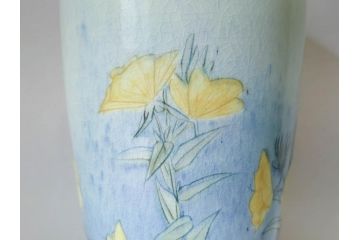 三浦シュレイ　月見草　繊細な絵柄と美しい色彩に魅了される花瓶(朱鈴、しゅ鈴、朱鈴、花器、花入、共箱付き)(R-074615)