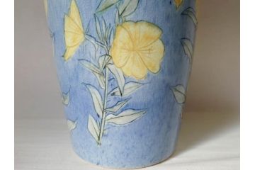 三浦シュレイ　月見草　繊細な絵柄と美しい色彩に魅了される花瓶(朱鈴、しゅ鈴、朱鈴、花器、花入、共箱付き)(R-074615)
