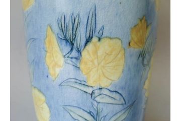 三浦シュレイ　月見草　繊細な絵柄と美しい色彩に魅了される花瓶(朱鈴、しゅ鈴、朱鈴、花器、花入、共箱付き)(R-074615)