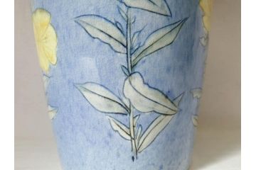 三浦シュレイ　月見草　繊細な絵柄と美しい色彩に魅了される花瓶(朱鈴、しゅ鈴、朱鈴、花器、花入、共箱付き)(R-074615)