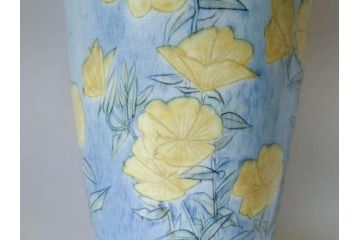 三浦シュレイ　月見草　繊細な絵柄と美しい色彩に魅了される花瓶(朱鈴、しゅ鈴、朱鈴、花器、花入、共箱付き)(R-074615)