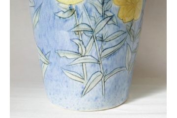 三浦シュレイ　月見草　繊細な絵柄と美しい色彩に魅了される花瓶(朱鈴、しゅ鈴、朱鈴、花器、花入、共箱付き)(R-074615)