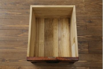 中古　美品　岩谷堂箪笥　黒々とした金具が重厚な雰囲気を高める和箪笥(和タンス、整理箪笥、衣装タンス、収納たんす、引き出し、サイドチェスト)(R-074626)