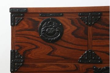 中古　美品　岩谷堂箪笥　黒々とした金具が重厚な雰囲気を高める和箪笥(和タンス、整理箪笥、衣装タンス、収納たんす、引き出し、サイドチェスト)(R-074626)