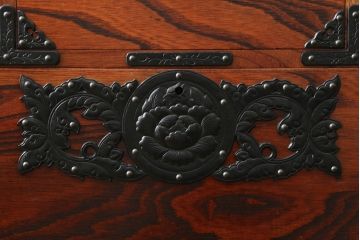 中古　美品　岩谷堂箪笥　黒々とした金具が重厚な雰囲気を高める和箪笥(和タンス、整理箪笥、衣装タンス、収納たんす、引き出し、サイドチェスト)(R-074626)