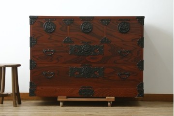 中古　美品　岩谷堂箪笥　漆塗り　力強い木目と重厚な金具が調和した整理箪笥　(R-074626)