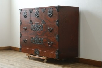 中古　美品　岩谷堂箪笥　漆塗り　力強い木目と重厚な金具が調和した整理箪笥　(R-074626)
