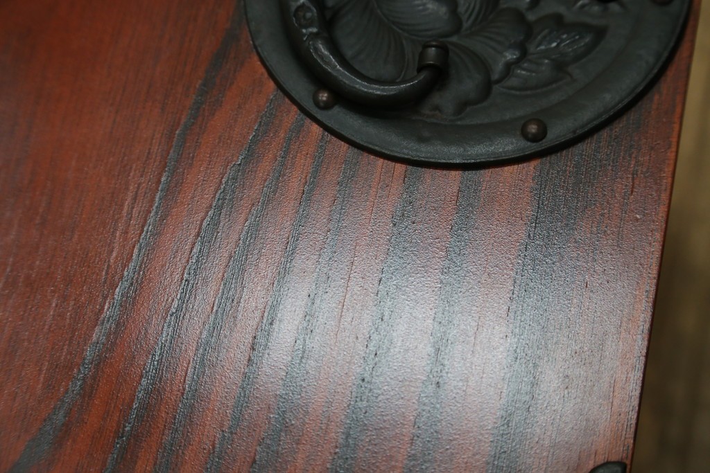 中古　美品　岩谷堂箪笥　漆塗り　力強い木目と重厚な金具が調和した整理箪笥　(R-074626)