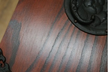 中古　美品　岩谷堂箪笥　漆塗り　力強い木目と重厚な金具が調和した整理箪笥　(R-074626)