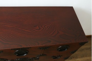 中古　美品　岩谷堂箪笥　漆塗り　力強い木目と重厚な金具が調和した整理箪笥　(R-074626)