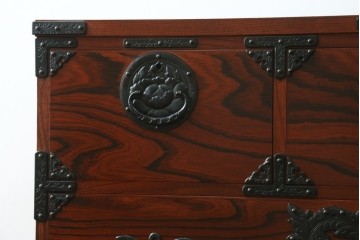 中古　美品　岩谷堂箪笥　漆塗り　力強い木目と重厚な金具が調和した整理箪笥　(R-074626)