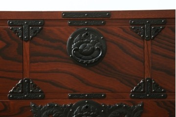 中古　美品　岩谷堂箪笥　漆塗り　力強い木目と重厚な金具が調和した整理箪笥　(R-074626)