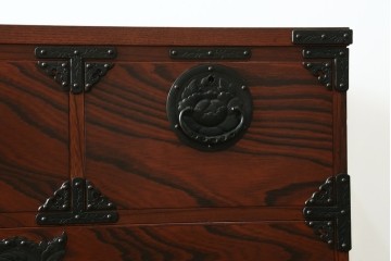 中古　美品　岩谷堂箪笥　漆塗り　力強い木目と重厚な金具が調和した整理箪笥　(R-074626)