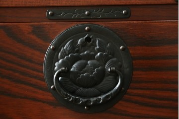 中古　美品　岩谷堂箪笥　漆塗り　力強い木目と重厚な金具が調和した整理箪笥　(R-074626)