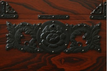 中古　美品　岩谷堂箪笥　漆塗り　力強い木目と重厚な金具が調和した整理箪笥　(R-074626)