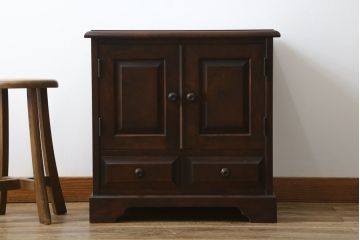中古　北海道民芸家具　深みのある色合いが魅力のサイドキャビネット(サイドテーブル、サイドボード、戸棚、収納棚)(R-074627)