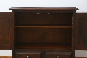 中古　北海道民芸家具　深みのある色合いが魅力のサイドキャビネット(サイドテーブル、サイドボード、戸棚、収納棚)(R-074627)