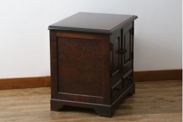 中古　北海道民芸家具　深みのある色合いが魅力のサイドキャビネット(サイドテーブル、サイドボード、戸棚、収納棚)(R-074627)