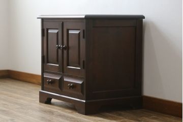 中古　北海道民芸家具　深みのある色合いが魅力のサイドキャビネット(サイドテーブル、サイドボード、戸棚、収納棚)(R-074627)