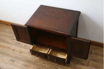 中古　北海道民芸家具　深みのある色合いが魅力のサイドキャビネット(サイドテーブル、サイドボード、戸棚、収納棚)(R-074627)