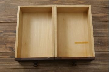 中古　北海道民芸家具　深みのある色合いが魅力のサイドキャビネット(サイドテーブル、サイドボード、戸棚、収納棚)(R-074627)