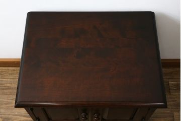 中古　北海道民芸家具　深みのある色合いが魅力のサイドキャビネット(サイドテーブル、サイドボード、戸棚、収納棚)(R-074627)