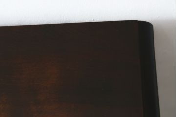 中古　北海道民芸家具　深みのある色合いが魅力のサイドキャビネット(サイドテーブル、サイドボード、戸棚、収納棚)(R-074627)