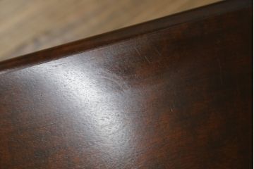 中古　北海道民芸家具　深みのある色合いが魅力のサイドキャビネット(サイドテーブル、サイドボード、戸棚、収納棚)(R-074627)